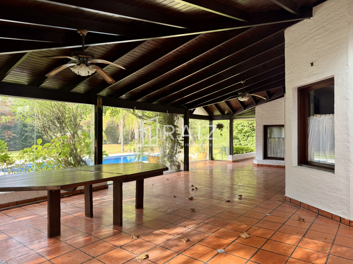 Casa ID.10738 - VENTA casa en solanas, 5 dormitorios, piscina, gran parque arbolado