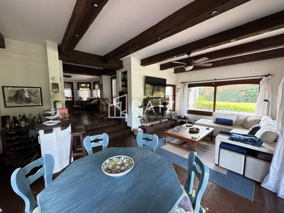 Casa ID.10738 - VENTA casa en solanas, 5 dormitorios, piscina, gran parque arbolado