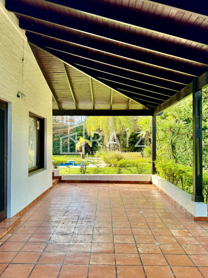 Casa ID.10738 - VENTA casa en solanas, 5 dormitorios, piscina, gran parque arbolado