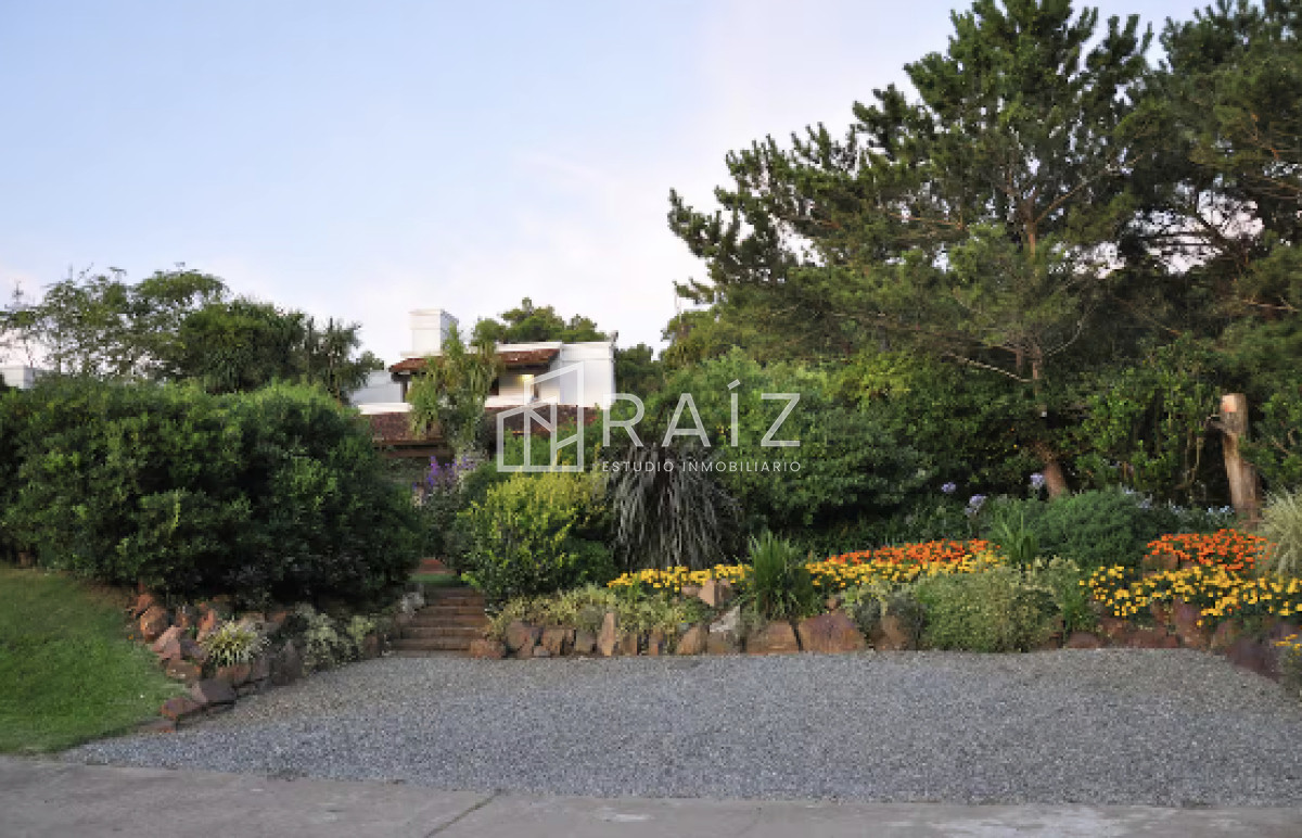 Casa ID.10738 - VENTA casa en solanas, 5 dormitorios, piscina, gran parque arbolado