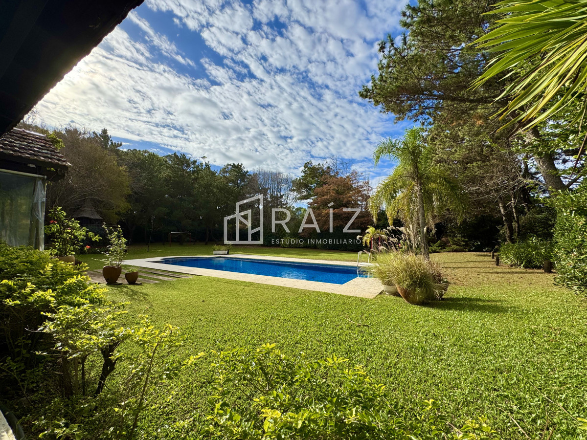 Casa ID.10738 - VENTA casa en solanas, 5 dormitorios, piscina, gran parque arbolado