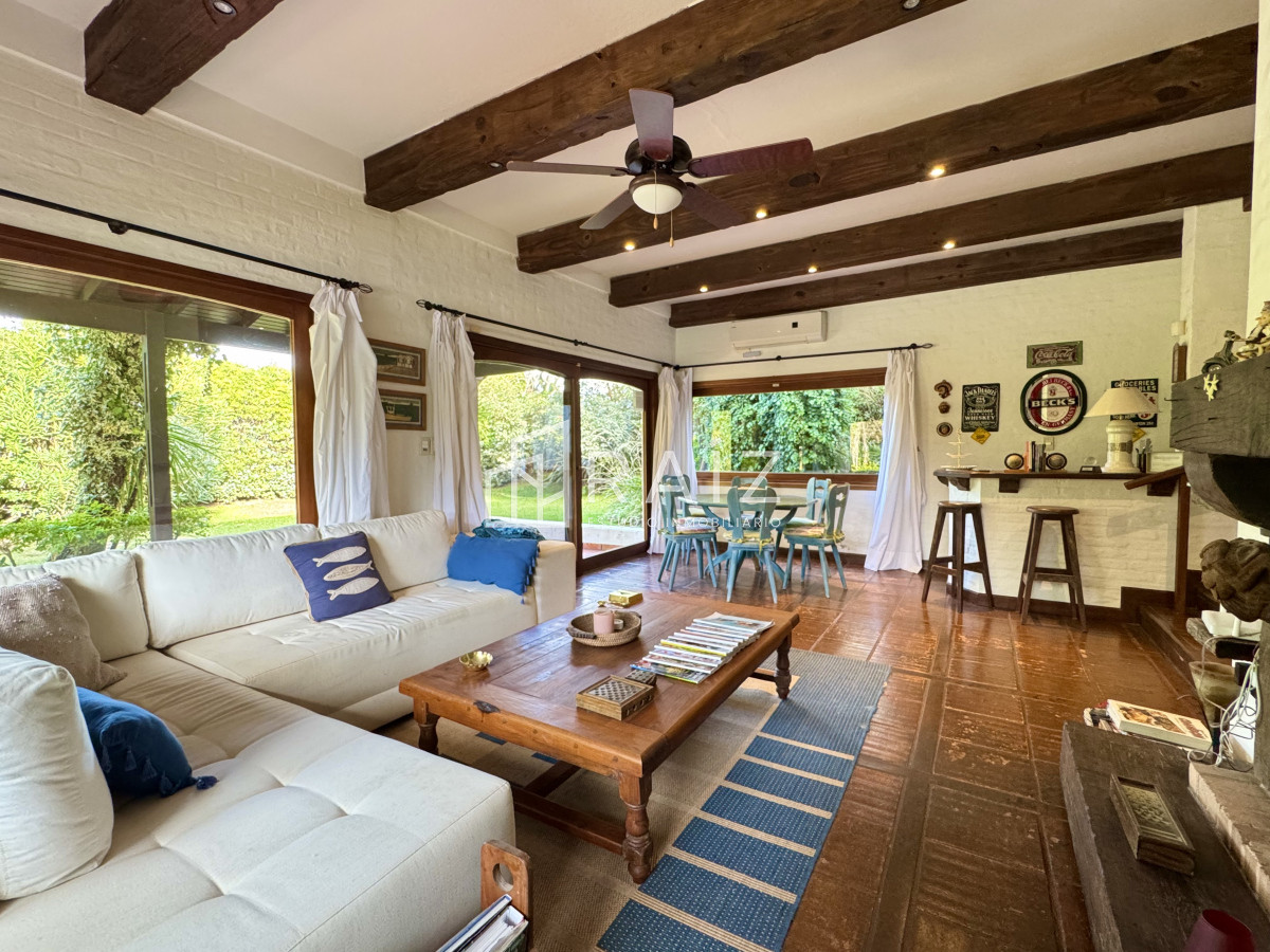 Casa ID.10738 - VENTA casa en solanas, 5 dormitorios, piscina, gran parque arbolado