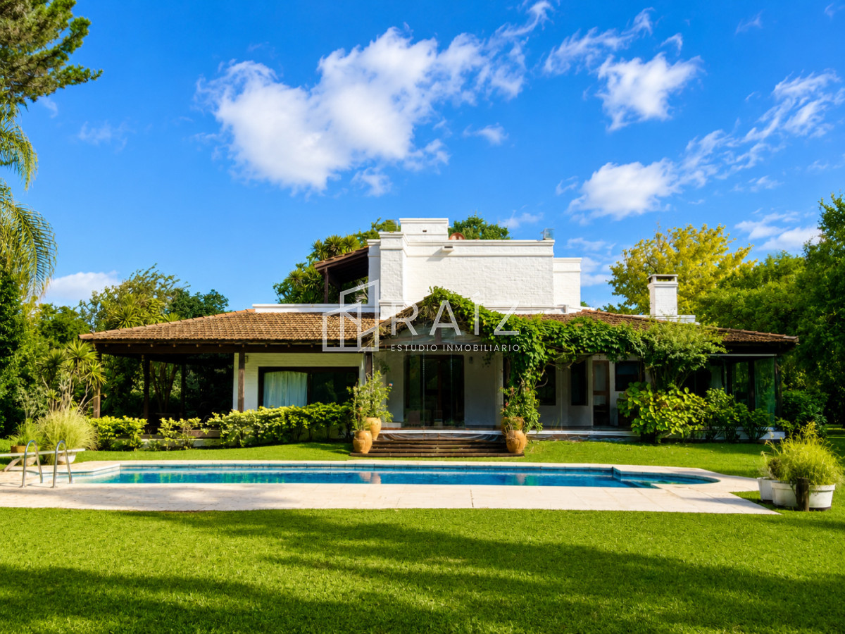 Casa ID.10738 - VENTA casa en solanas, 5 dormitorios, piscina, gran parque arbolado