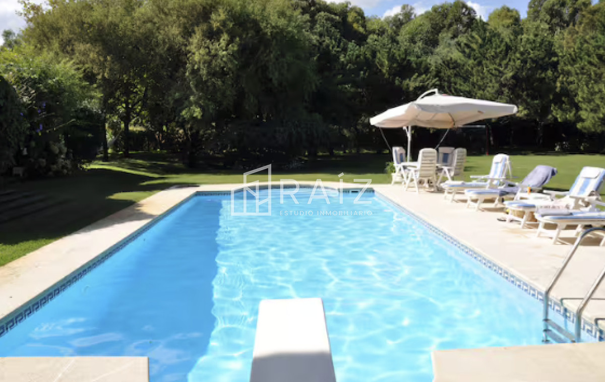 Casa ID.10738 - VENTA casa en solanas, 5 dormitorios, piscina, gran parque arbolado