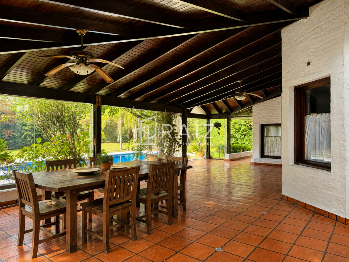 Casa ID.10738 - VENTA casa en solanas, 5 dormitorios, piscina, gran parque arbolado