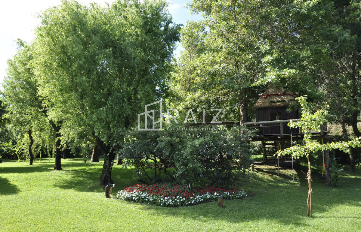 Casa ID.10738 - VENTA casa en solanas, 5 dormitorios, piscina, gran parque arbolado