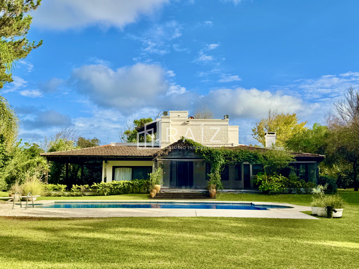 Casa ID.10738 - VENTA casa en solanas, 5 dormitorios, piscina, gran parque arbolado