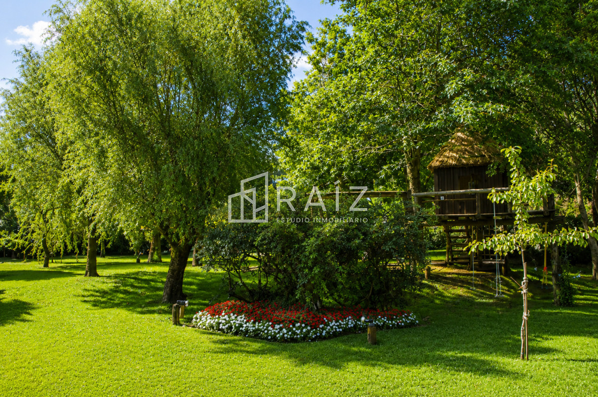 Casa ID.10738 - VENTA casa en solanas, 5 dormitorios, piscina, gran parque arbolado