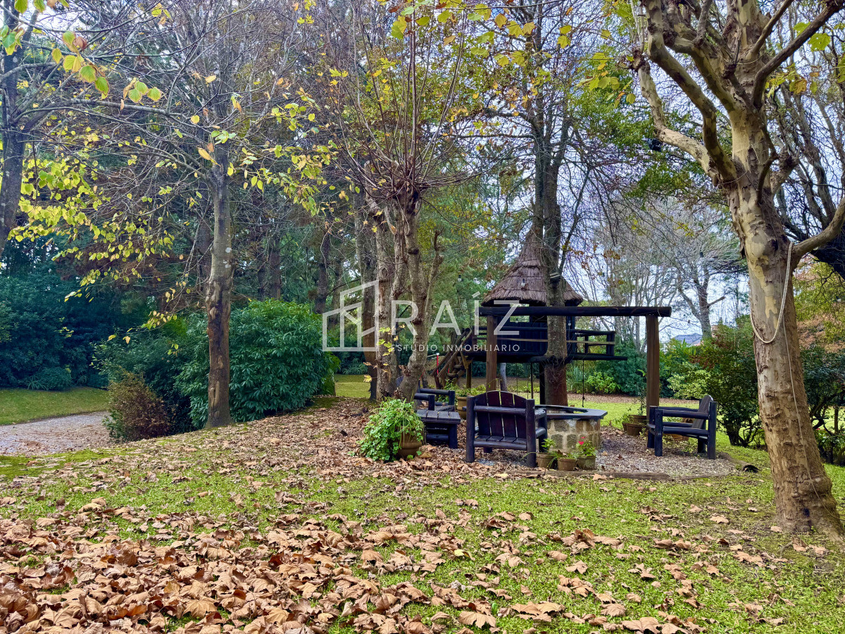 Casa ID.10738 - VENTA casa en solanas, 5 dormitorios, piscina, gran parque arbolado