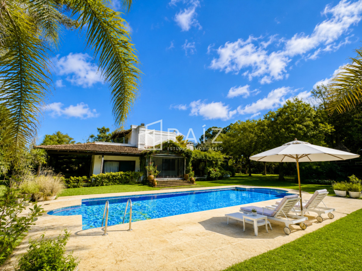 Casa ID.10738 - VENTA casa en solanas, 5 dormitorios, piscina, gran parque arbolado