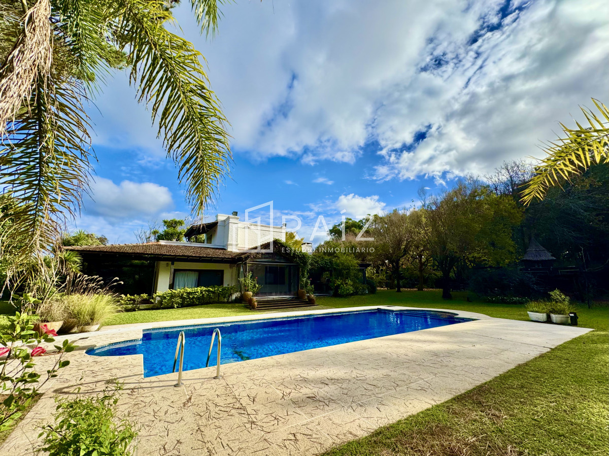 Casa ID.10738 - VENTA casa en solanas, 5 dormitorios, piscina, gran parque arbolado