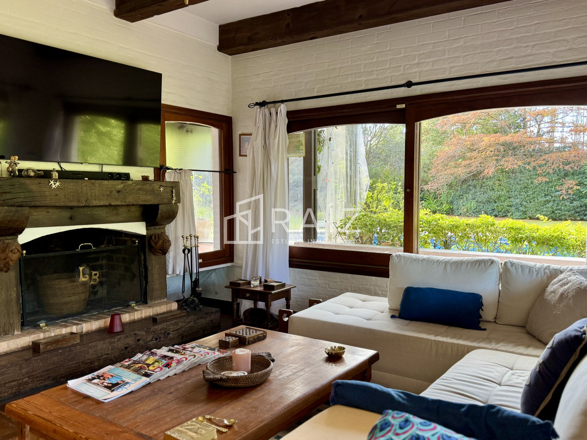 Casa ID.10738 - VENTA casa en solanas, 5 dormitorios, piscina, gran parque arbolado