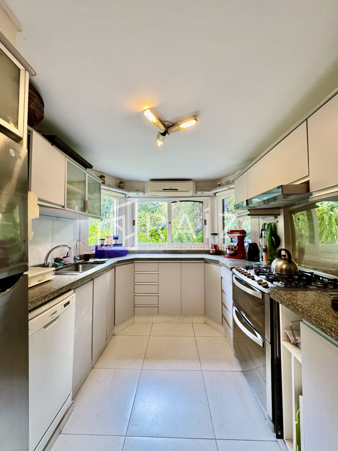 Casa ID.10738 - VENTA casa en solanas, 5 dormitorios, piscina, gran parque arbolado