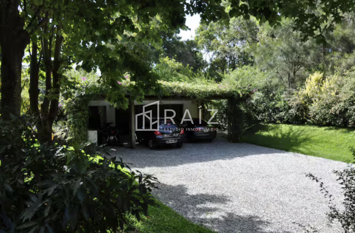 Casa ID.10738 - VENTA casa en solanas, 5 dormitorios, piscina, gran parque arbolado