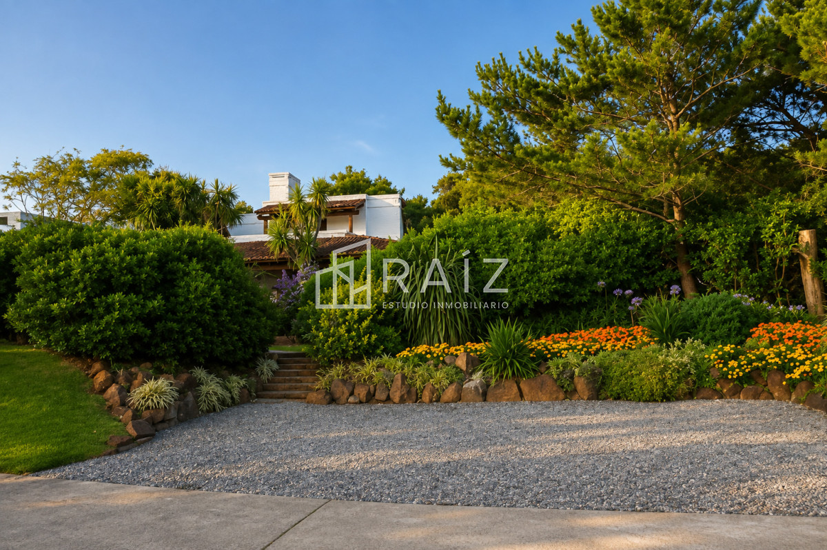 Casa ID.10738 - VENTA casa en solanas, 5 dormitorios, piscina, gran parque arbolado