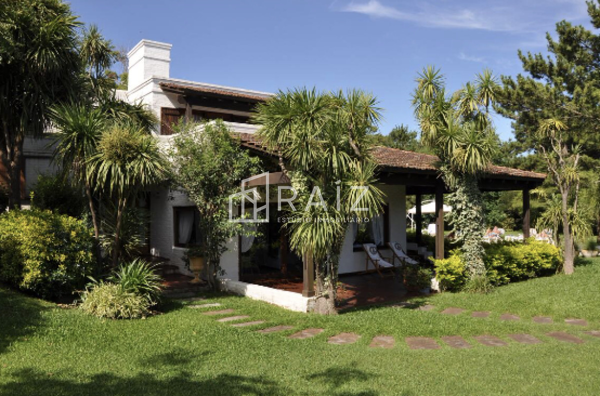 Casa ID.10738 - VENTA casa en solanas, 5 dormitorios, piscina, gran parque arbolado