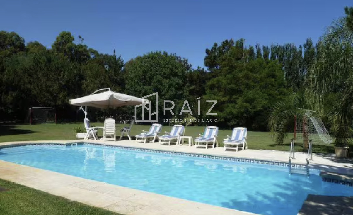 Casa ID.10738 - VENTA casa en solanas, 5 dormitorios, piscina, gran parque arbolado