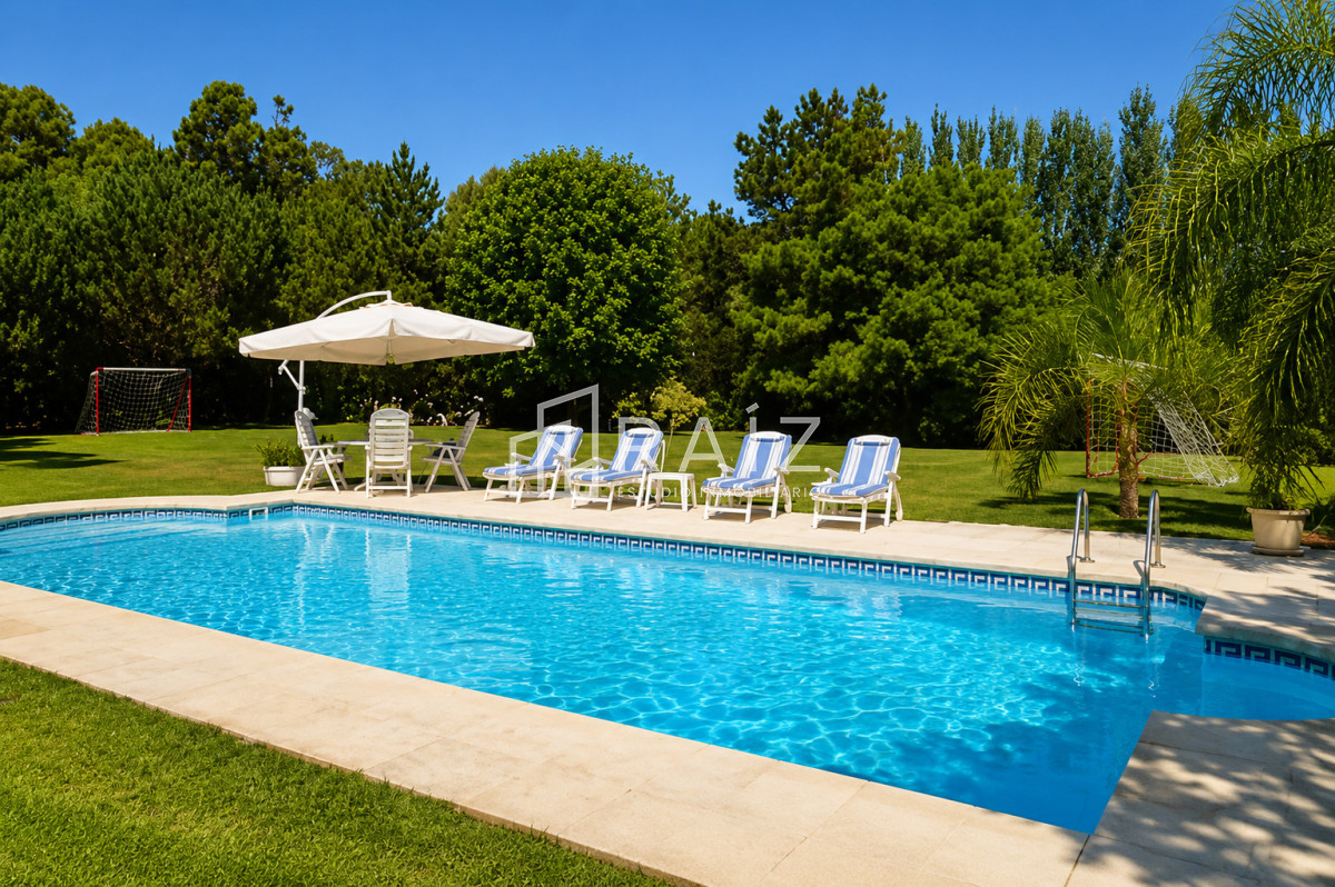 Casa ID.10738 - VENTA casa en solanas, 5 dormitorios, piscina, gran parque arbolado