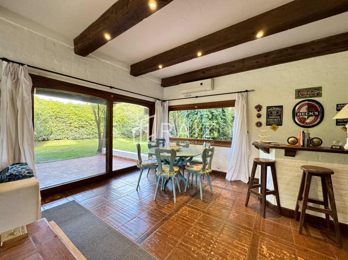 Casa ID.10738 - VENTA casa en solanas, 5 dormitorios, piscina, gran parque arbolado