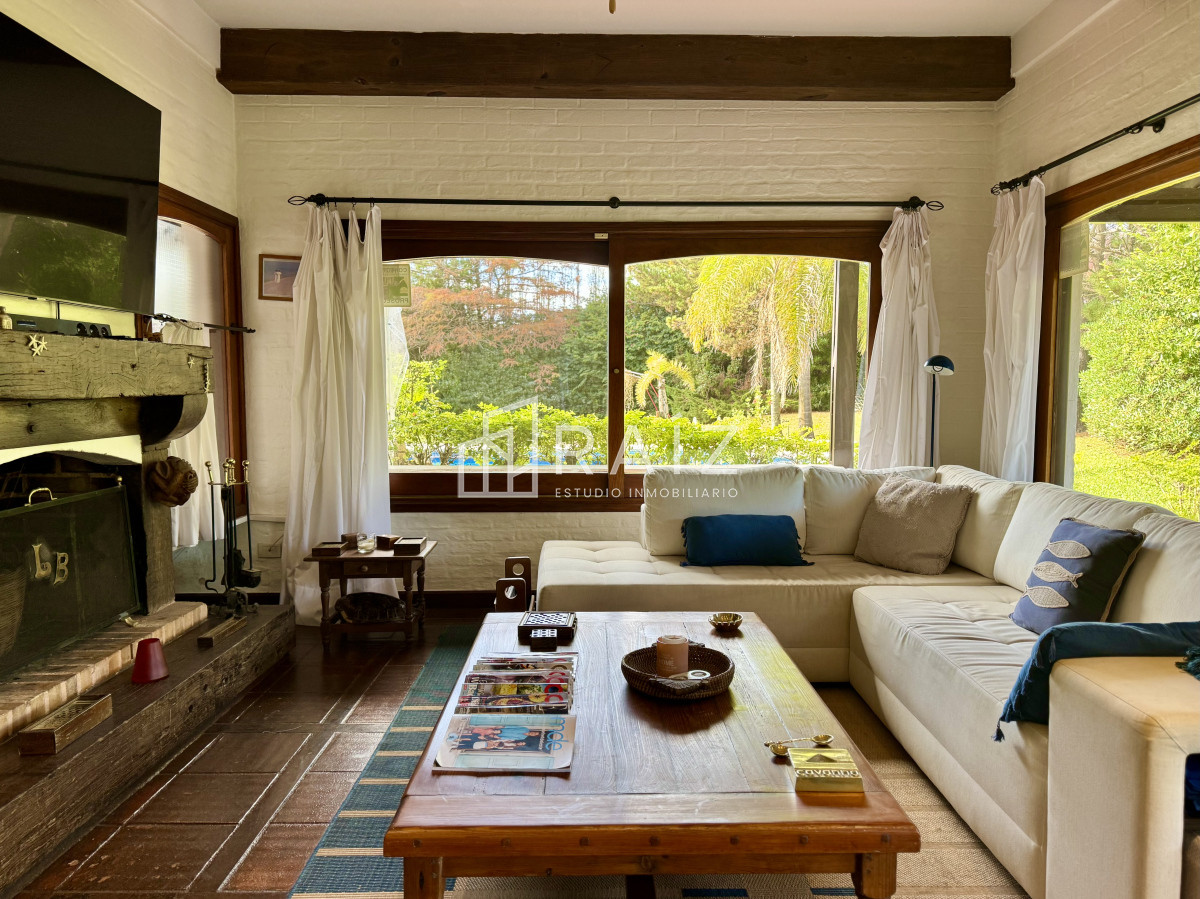 Casa ID.10738 - VENTA casa en solanas, 5 dormitorios, piscina, gran parque arbolado