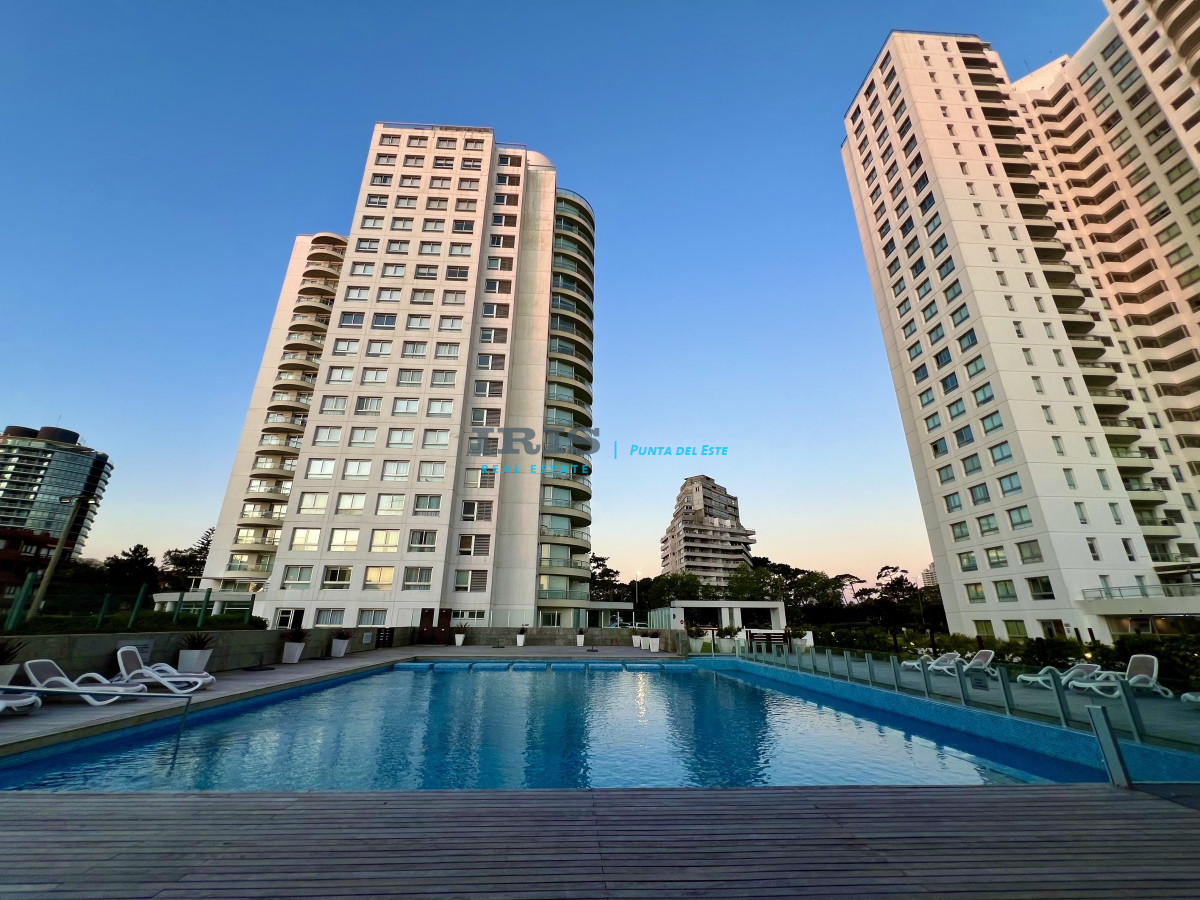 Venta apto en Av. Roosevelt, 2 dormitorios, 2 baños, balcón, garage