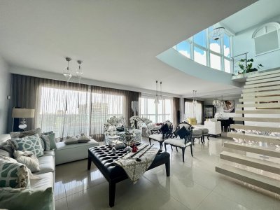 Venta apartamento en Playa Mansa, 4 dormitorios, penthouse