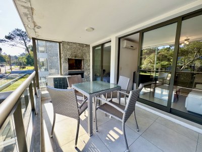 Venta apartamento en Punta Este, 2 dormitorios, 2 baños, parrillero propio