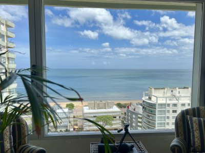 Venta apartamento en Playa Mansa, 3 dormitorios, 2 baños, vistas al mar