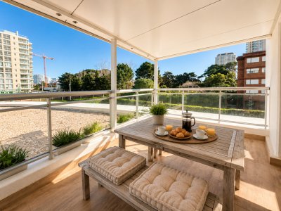 Venta Apartamento en Playa Brava, dos dormitorios, 2 baños, balcon