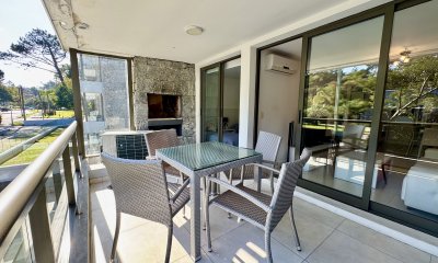 Venta apartamento en Punta Este, 2 dormitorios, 2 baños, parrillero propio