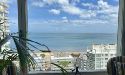 Venta apartamento en Playa Mansa, 3 dormitorios, 2 baños, vistas al mar