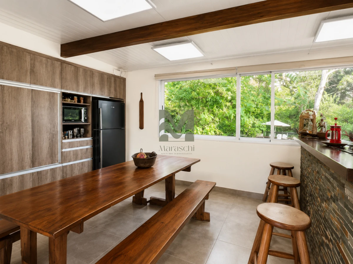 Casa ID.33 - Venta Casa en  Playa Mansa, 4 dormitorios, 4 baños, Piscina