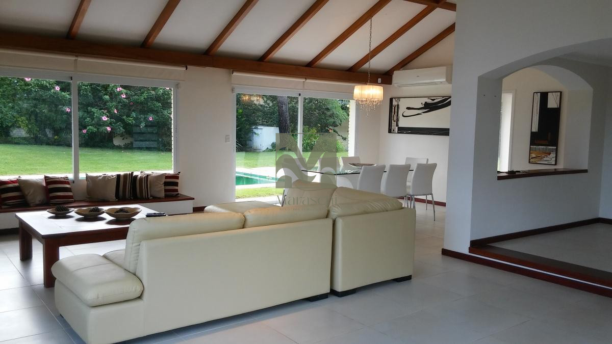 Casa ID.18 - Venta casa en Playa mansa, 4 dormitorios, piscina
