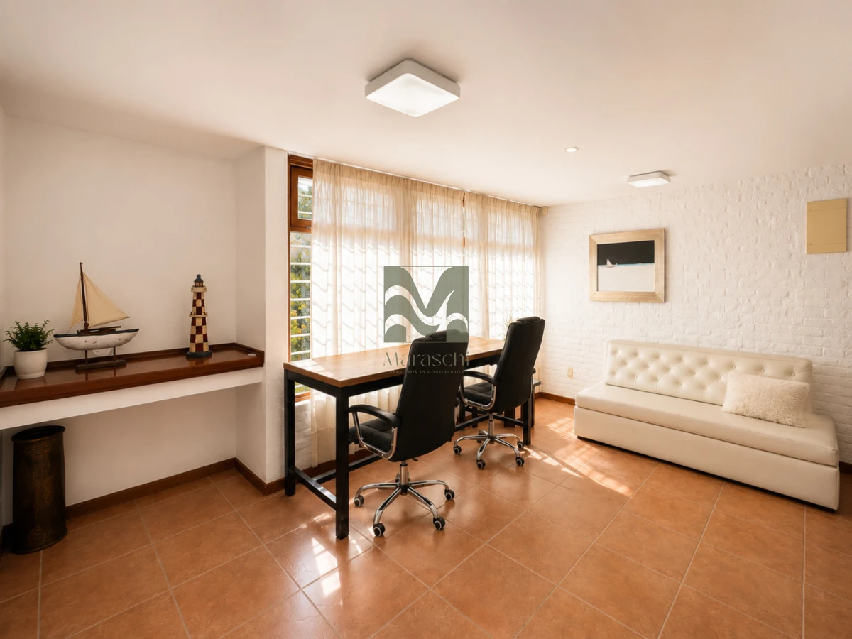 Casa ID.33 - Venta Casa en  Playa Mansa, 4 dormitorios, 4 baños, Piscina