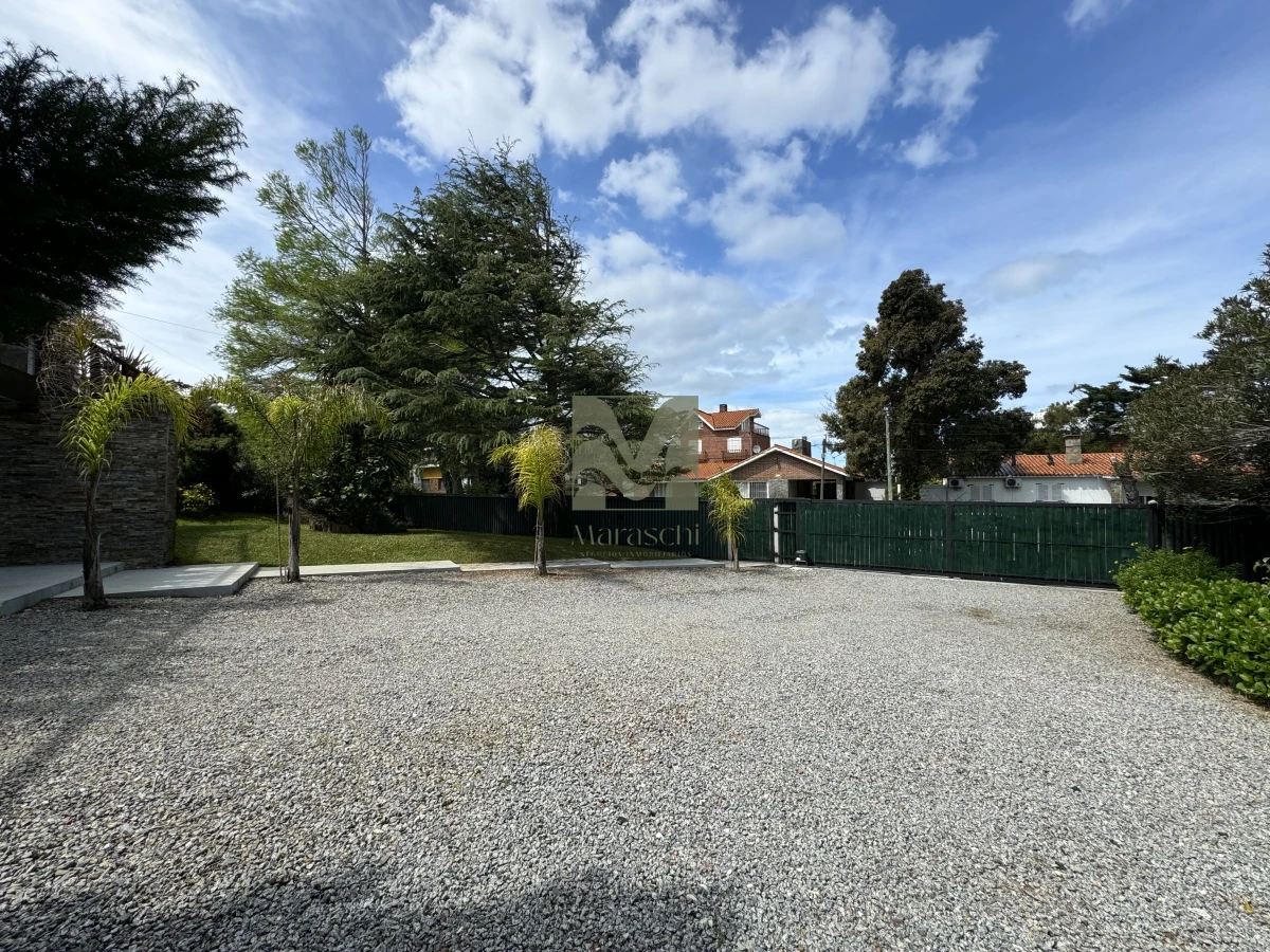 Casa ID.33 - Venta Casa en  Playa Mansa, 4 dormitorios, 4 baños, Piscina