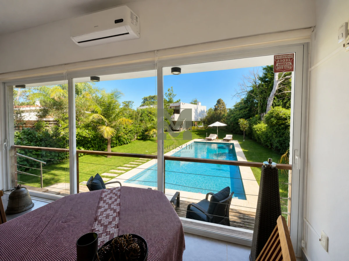 Casa ID.33 - Venta Casa en  Playa Mansa, 4 dormitorios, 4 baños, Piscina