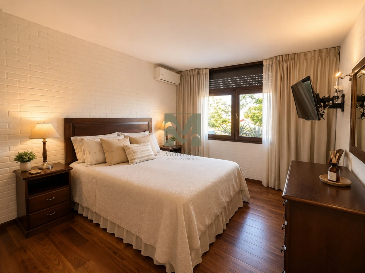 Casa ID.33 - Venta Casa en  Playa Mansa, 4 dormitorios, 4 baños, Piscina