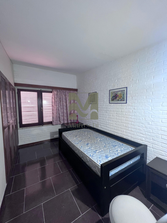 Casa ID.570 - Casa de 4 Dormitorios en zona Playa Mansa, Punta del Este