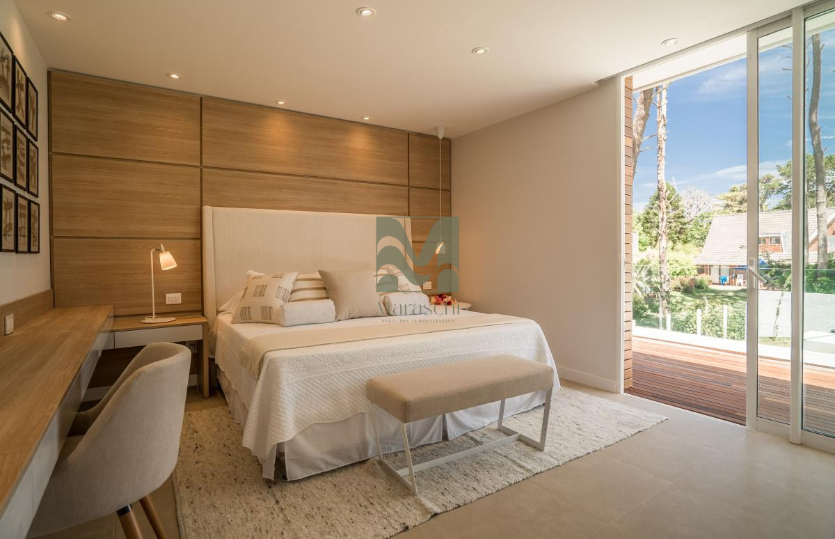 Casa ID.6 - Venta casa en Playa Mansa, 4 dormitorios, 5 baños, piscina, barrio privado