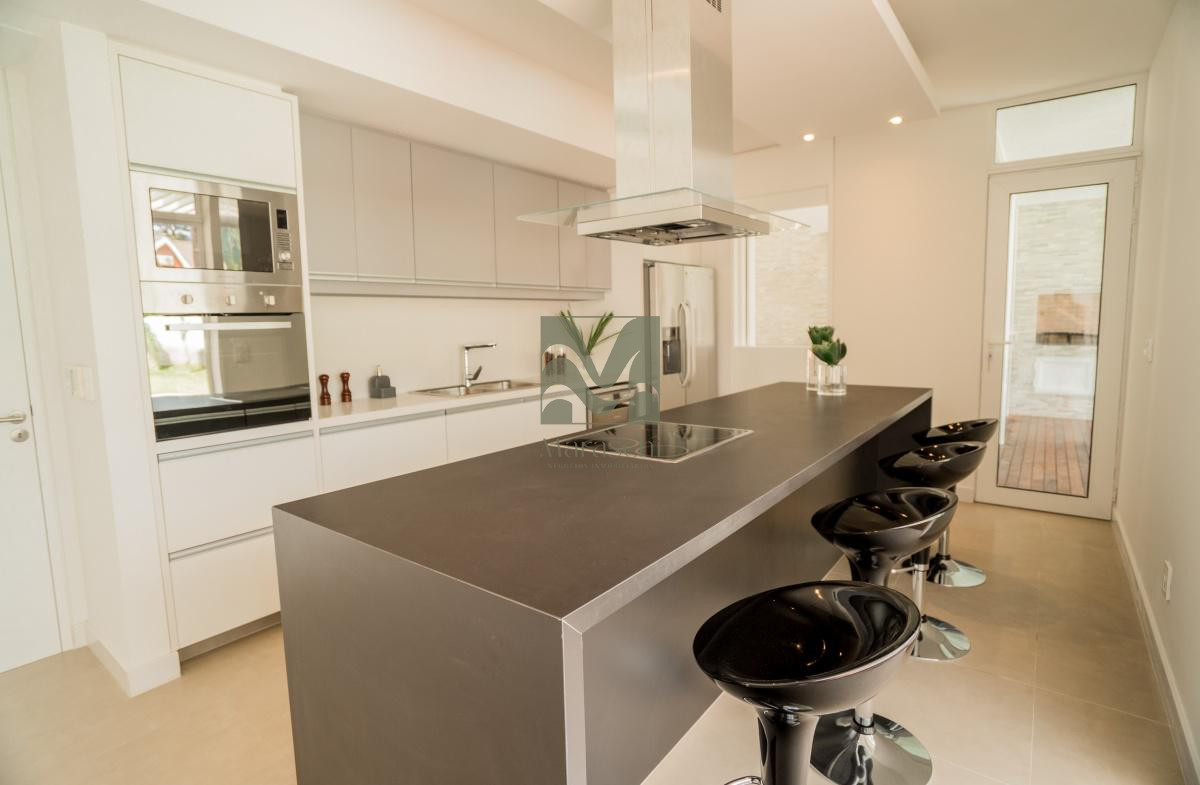 Casa ID.6 - Venta casa en Playa Mansa, 4 dormitorios, 5 baños, piscina, barrio privado