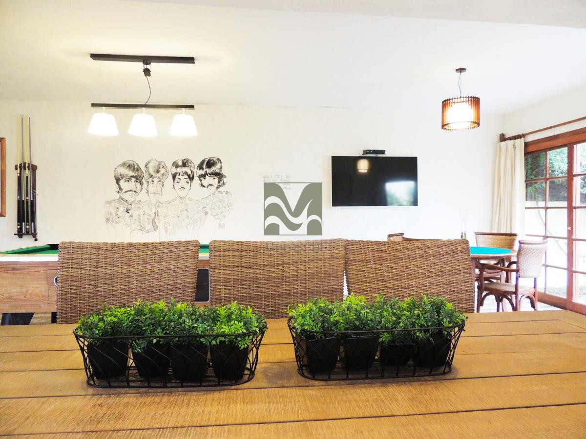 Casa ID.7 - Venta Casa en Playa Mansa, 4 dormitorios, piscina, barbacoa.