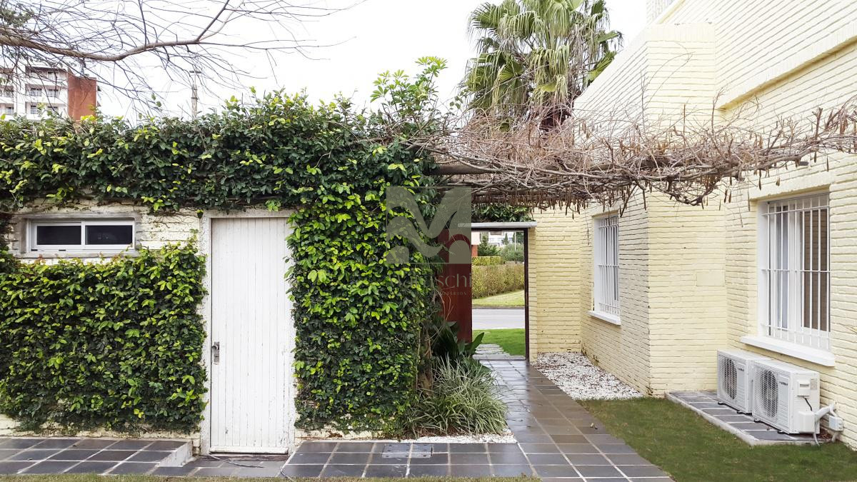 Casa ID.7 - Venta Casa en Playa Mansa, 4 dormitorios, piscina, barbacoa.