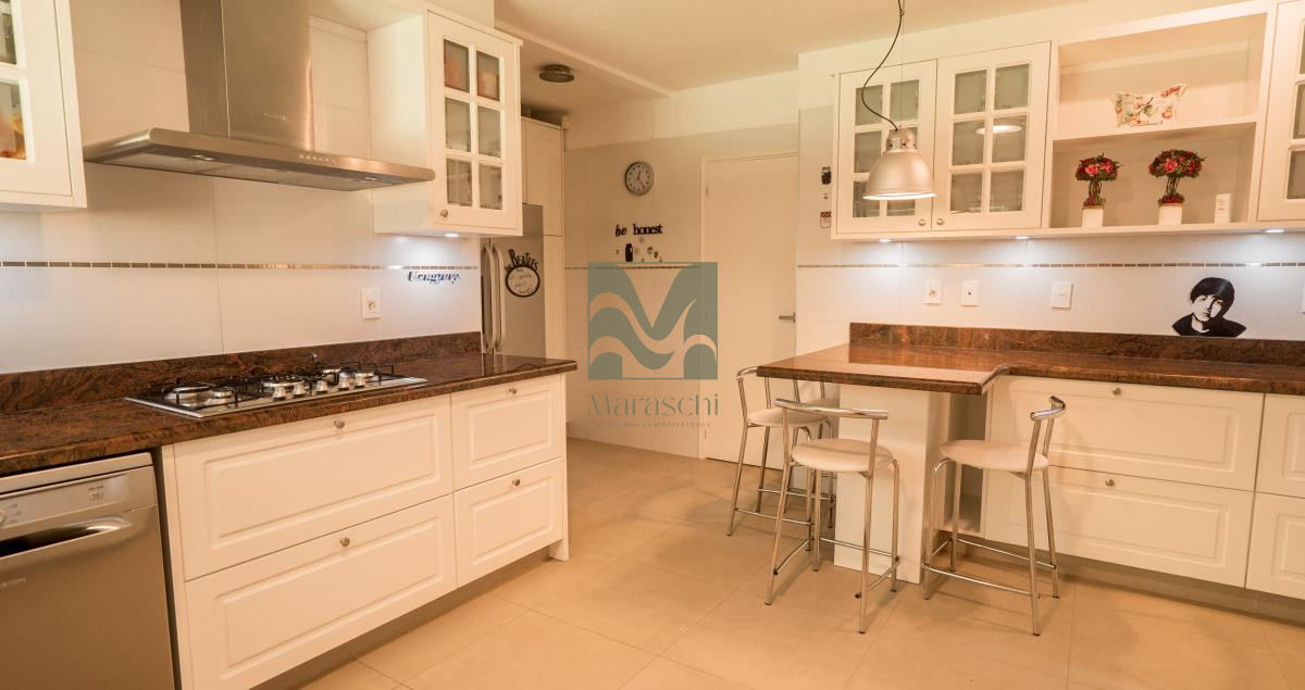 Casa ID.8 - Venta Casa en Playa Mansa, 6 dormitorios, 6 baños, piscina climatizada