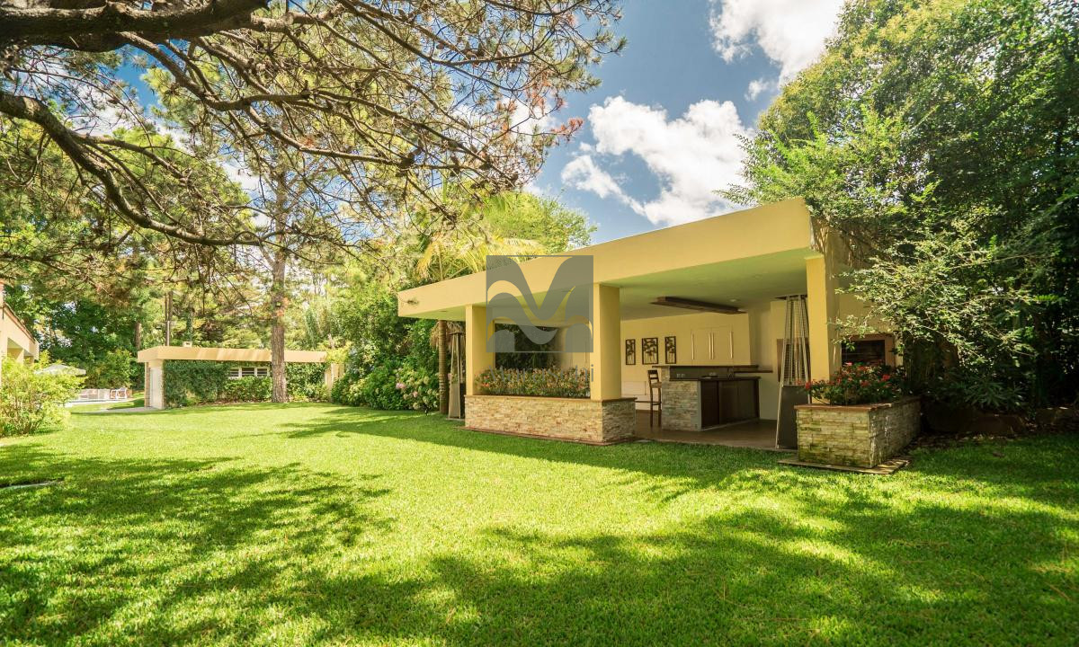 Casa ID.8 - Venta Casa en Playa Mansa, 6 dormitorios, 6 baños, piscina climatizada