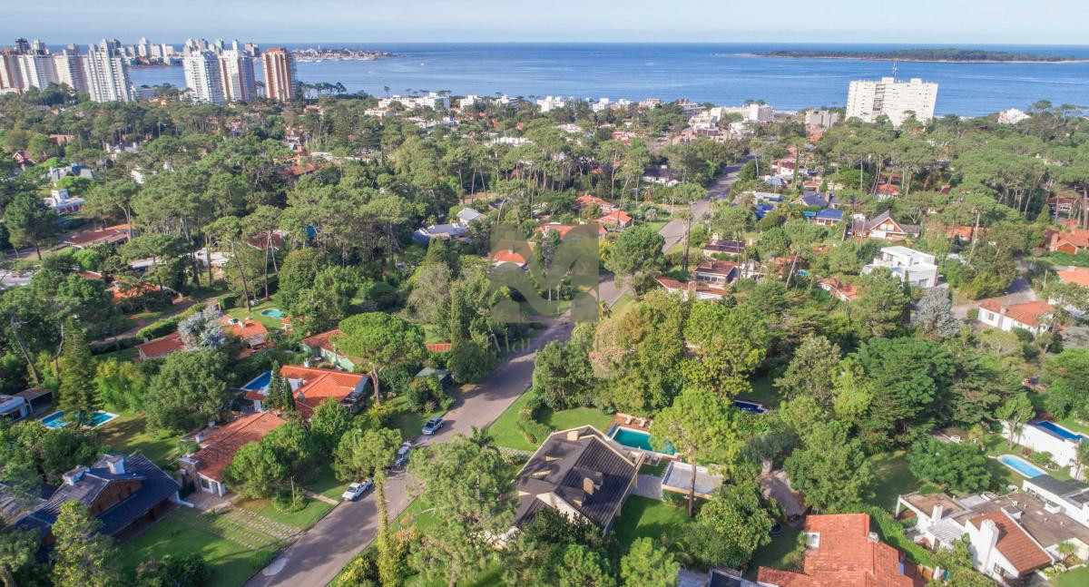 Casa ID.8 - Venta Casa en Playa Mansa, 6 dormitorios, 6 baños, piscina climatizada
