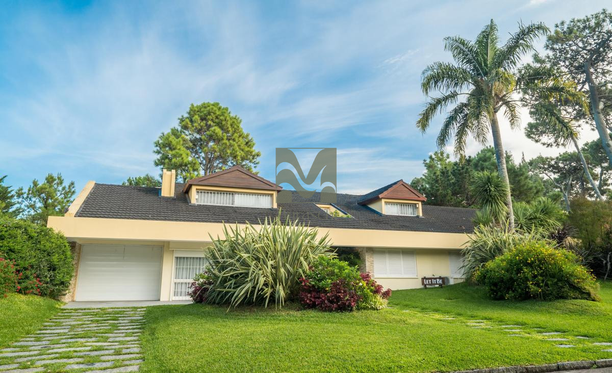 Casa ID.8 - Venta Casa en Playa Mansa, 6 dormitorios, 6 baños, piscina climatizada
