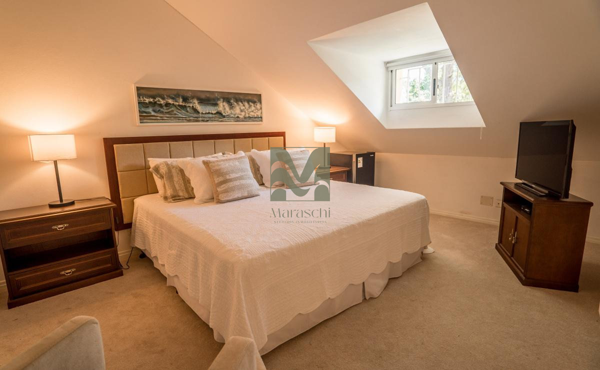 Casa ID.8 - Venta Casa en Playa Mansa, 6 dormitorios, 6 baños, piscina climatizada