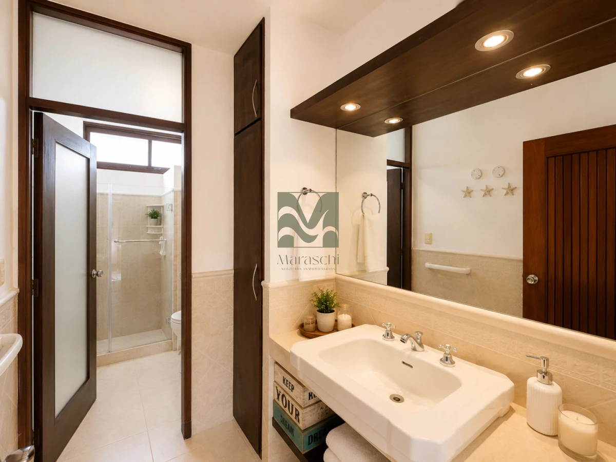 Casa ID.33 - Venta Casa en  Playa Mansa, 4 dormitorios, 4 baños, Piscina