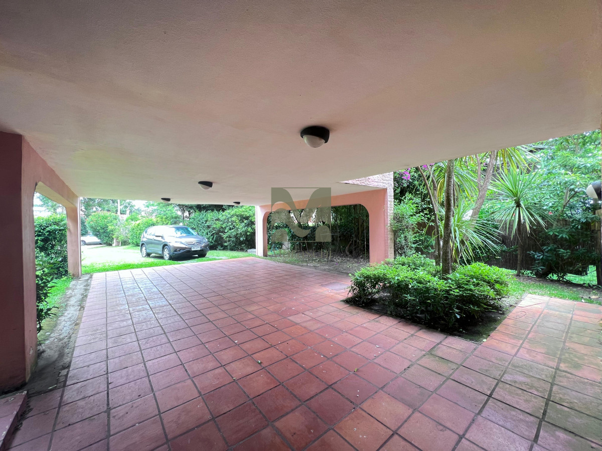 Casa ID.570 - Casa de 4 Dormitorios en zona Playa Mansa, Punta del Este
