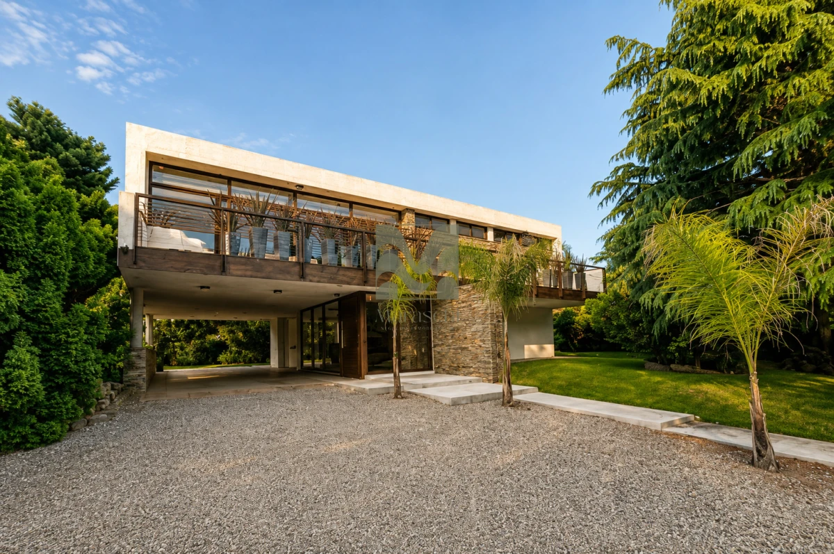 Casa ID.33 - Venta Casa en  Playa Mansa, 4 dormitorios, 4 baños, Piscina